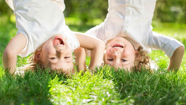  Bambini che si godono il sole
